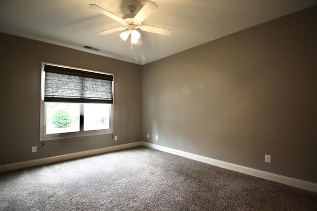 Building Photo - 147 Pinebranch Ct