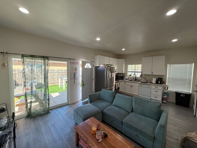 Building Photo - 4 Bed/2 Bath on Mary Lane! (Lease out, pen...