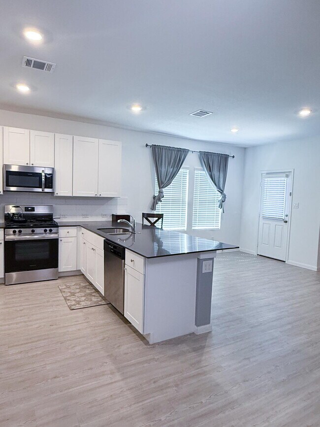 Building Photo - Charming 3-Bedroom Sanctuary with 2 Full Baths Near Lackland Air Force Base – 1469 Sq Ft of Comfo...