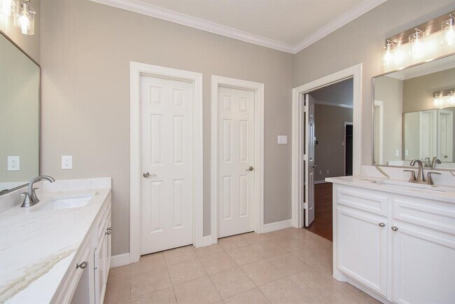 Building Photo - 8004 Stoneyway Dr