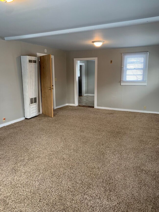 Building Photo - 2 BEDROOM, 1 BATHROOM SINGLE FAMILY HOME W...