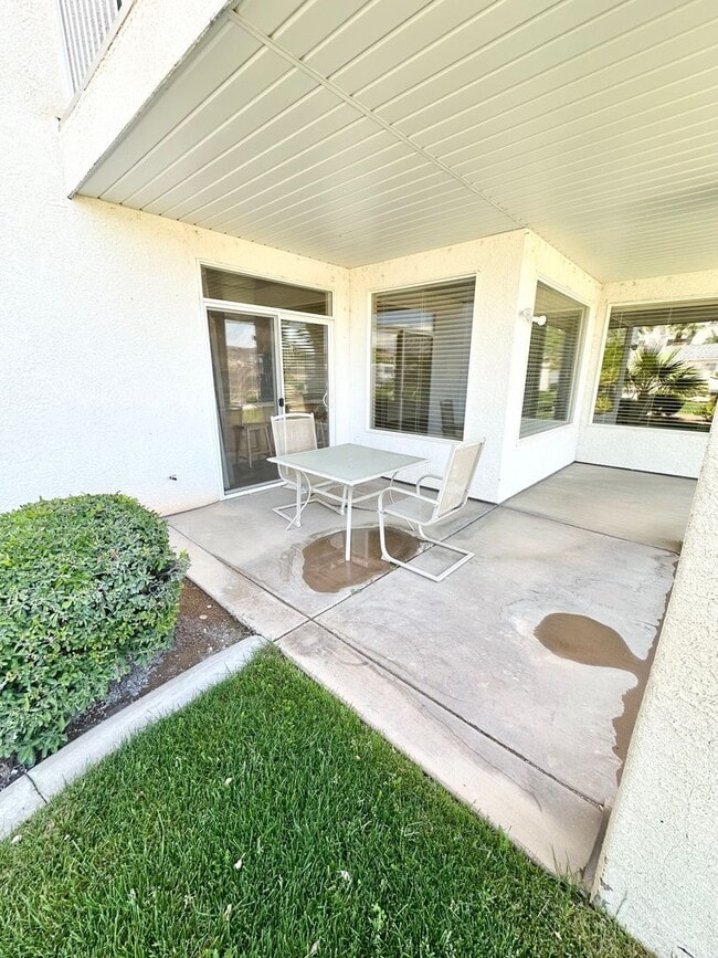 Building Photo - Beautiful Las Palmas Condo
