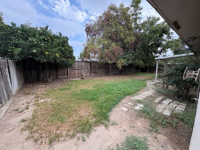 Building Photo - SW Visalia Home Available Now!