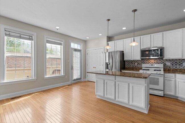 Building Photo - 2 Bed 2.5 Bath - Lakelands Townhome - Deta...