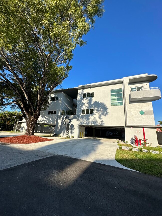 Building Photo - 641 Palmetto Dr