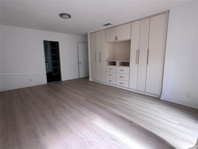 Building Photo - 547 Patio Village Way