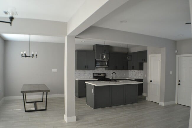Building Photo - 9837 Fabiola Dr