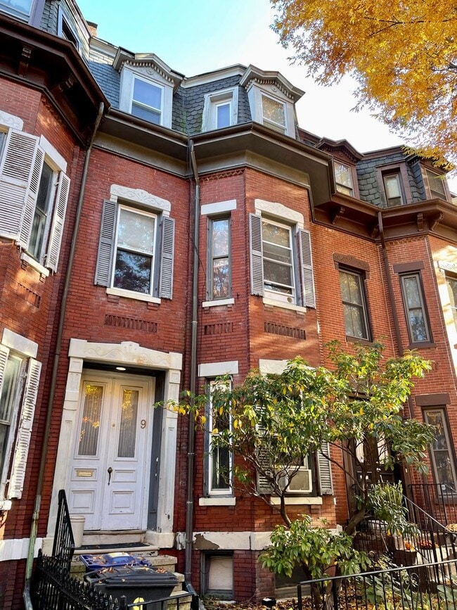 Building Photo - 3 Level Brownstone on Charming Street