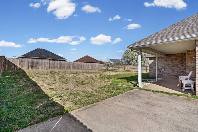 Building Photo - 421 Kate Dr