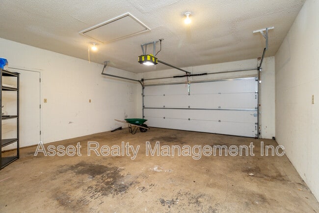 Building Photo - 1405 Wenlock Rd