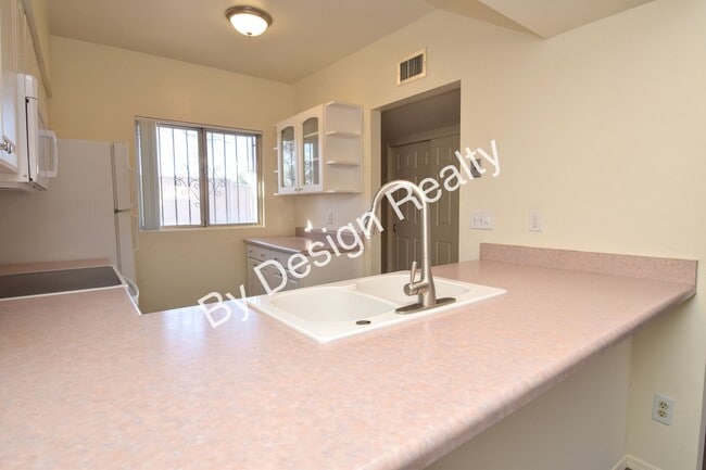 Building Photo - Pantano Parkway Townhome - Steps from The Loop