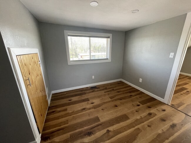 Building Photo - 105 W Summit St