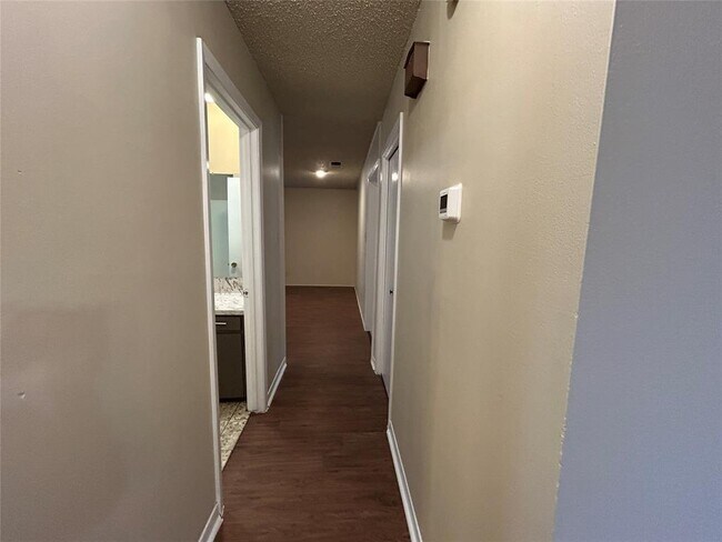 Building Photo - 1805 Broadmoor Dr