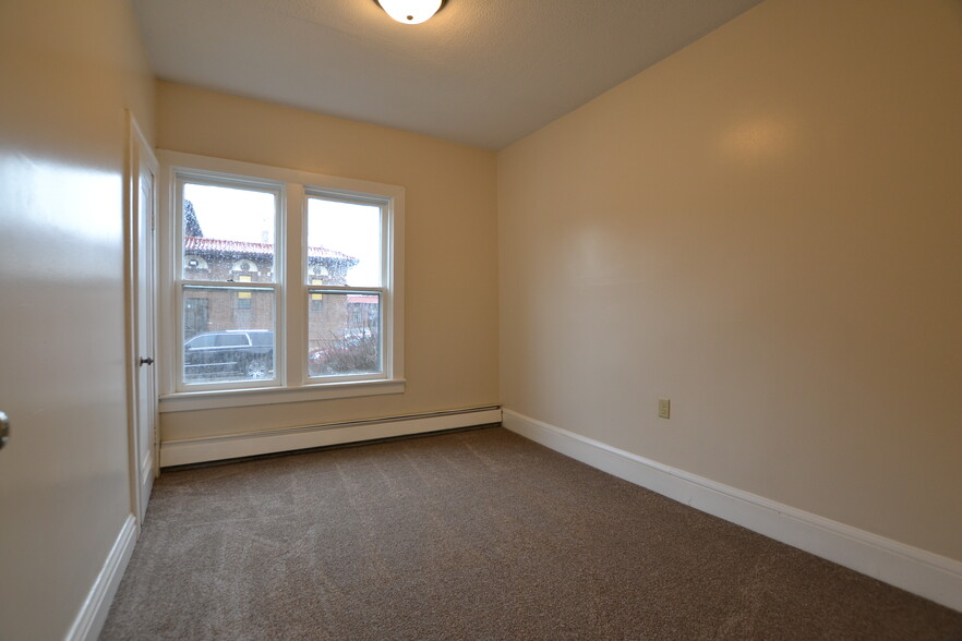 Building Photo - 527 Walsh Ave