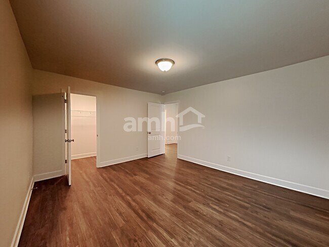 Building Photo - 4513 Tarpon Dr