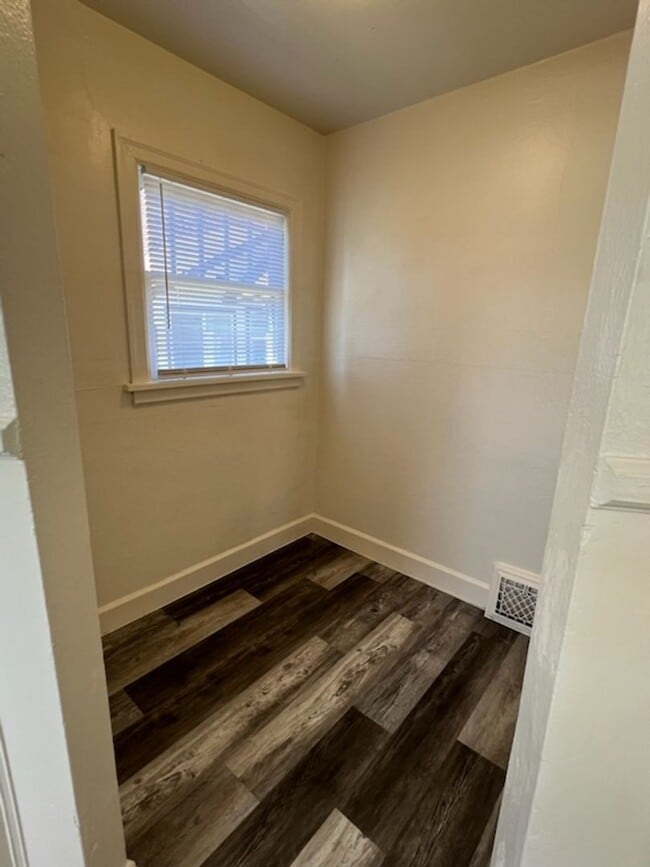 Building Photo - 614 S Yakima St