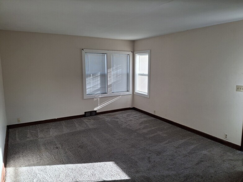 living room - 909 S Front St