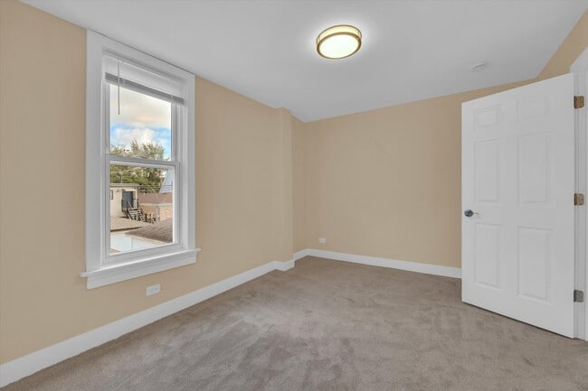 Building Photo - 4170 W Cornelia Ave
