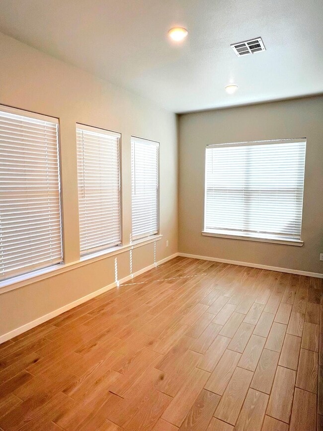 Building Photo - 9807 Viola Ave