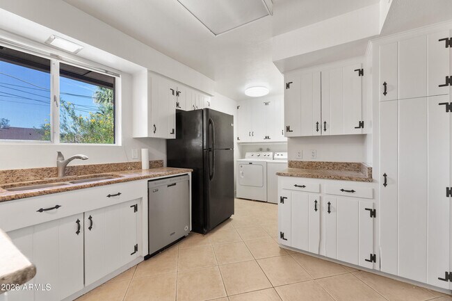 Building Photo - 8520 E Roma Ave