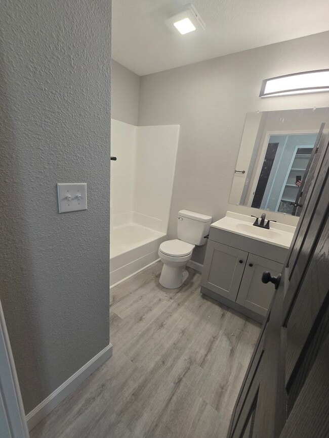 Building Photo - 2 Bedroom , 1 Bathroom Apartment!