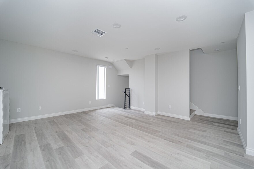 Building Photo - 6926 Morella Ave