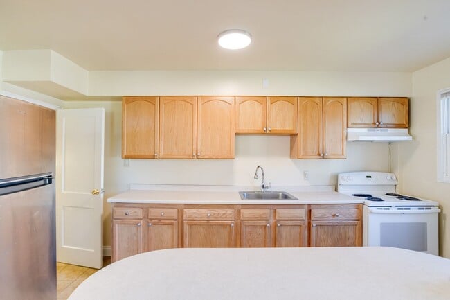 Building Photo - Charming End-Unit Townhome