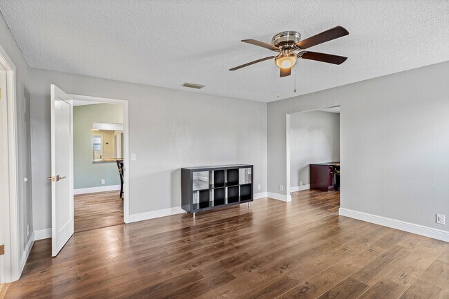 Building Photo - 1100 Basswood Pl