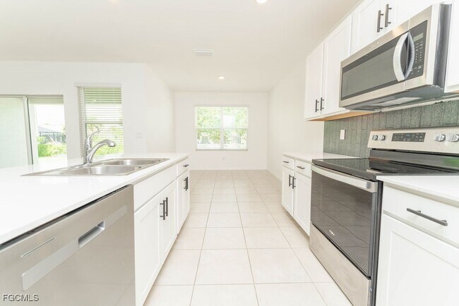 Building Photo - 526 SE 20th Ct
