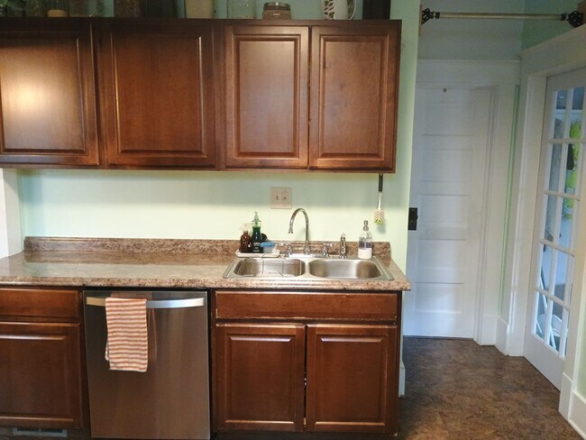 Building Photo - Spacious Craftsman in the Heart of North Spokane