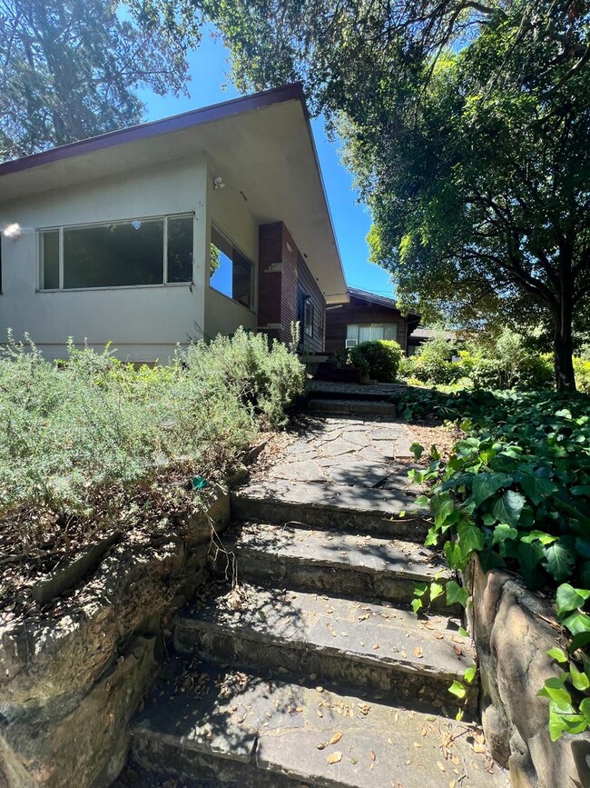 Building Photo - Montecito - 2 Bedroom, 1.5 Bath Home