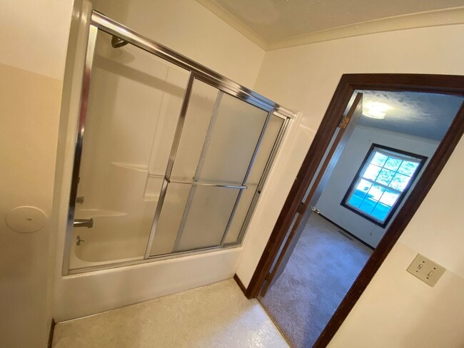 Building Photo - 2 bedroom with garage!