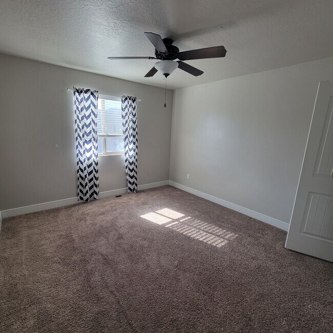 Building Photo - Spacious Modern Townhome