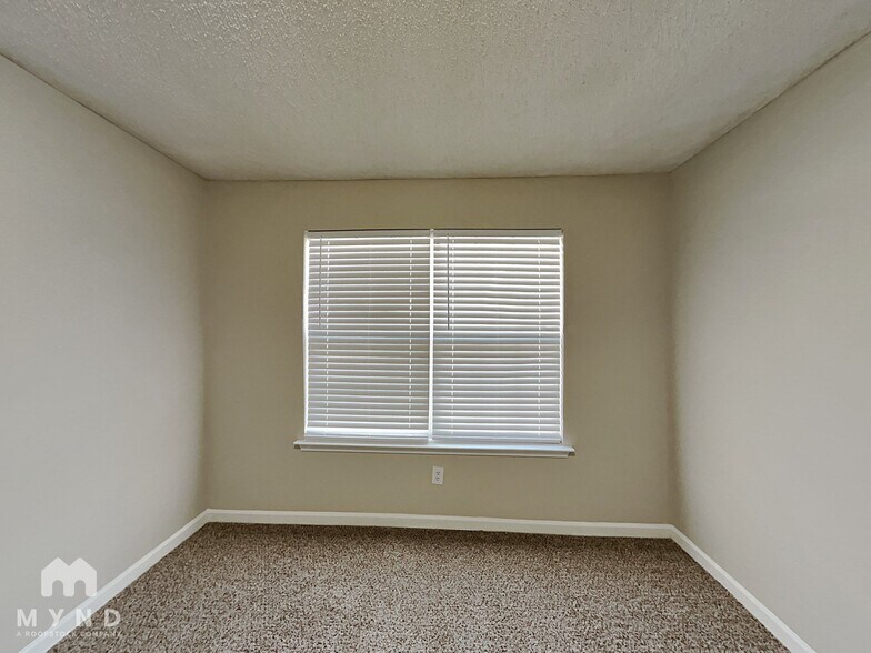 Building Photo - 6332 Hickory Ln Cir