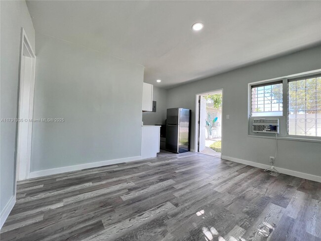 Primary Photo - 2901 NW 18th St
