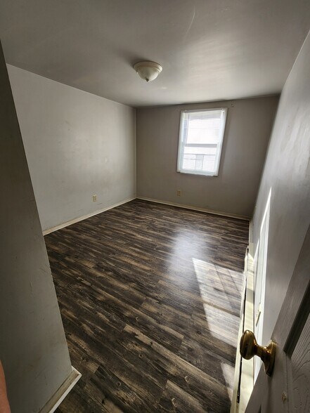 Building Photo - 629 Maple St