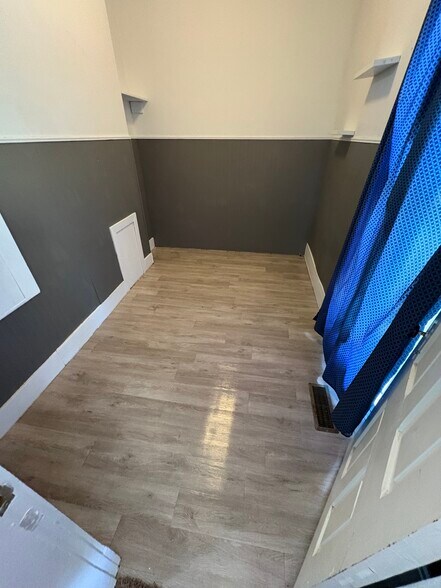 Building Photo - 300 S Washington St