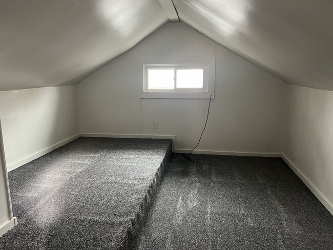 Building Photo - 1023 W Columbia Ter