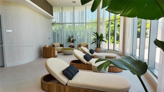 Building Photo - 700 NE 24th St