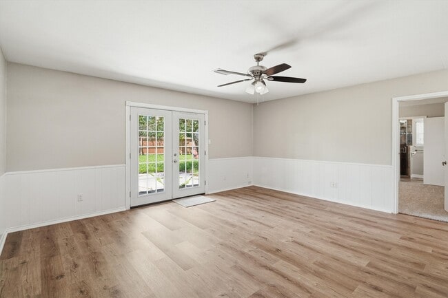 Building Photo - 2119 Williamsburg Ct S