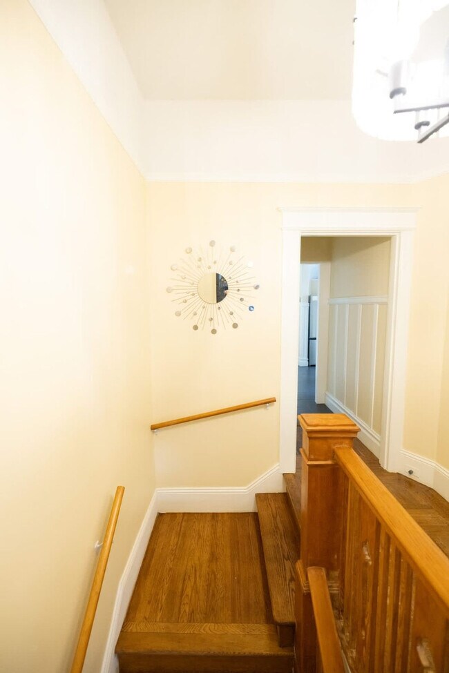 Building Photo - 1107 Broadway-SI ID1309749P