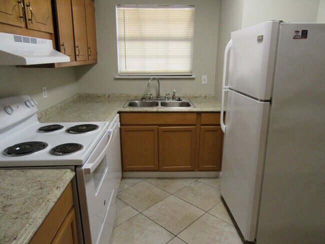 Building Photo - 6913 Cherry St. #V