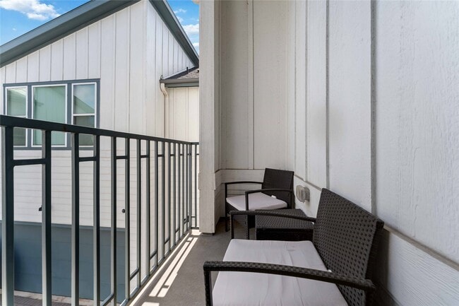 Building Photo - 671 Press St