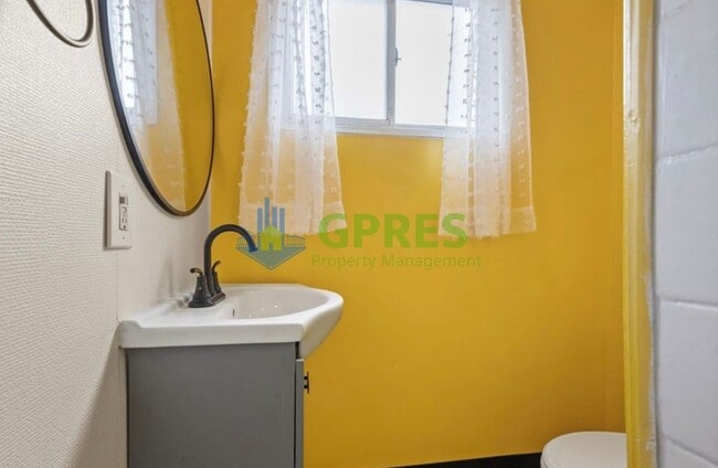 Building Photo - Charming 2-Bedroom Home with Modern Comfor...