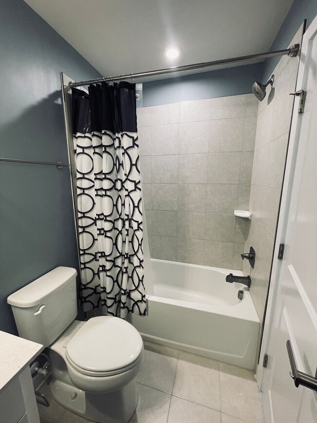 Building Photo - Sophisticated and Spacious 3BR-3.5 Bath To...