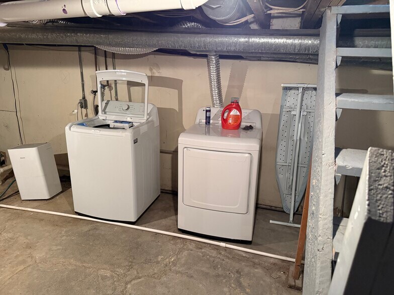 Building Photo - 141 E 4th Ave