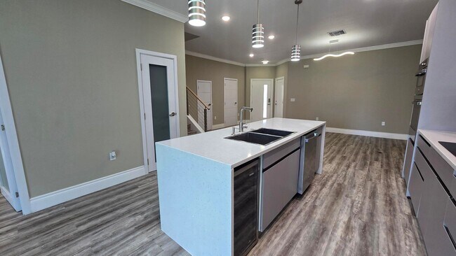 Building Photo - Beautiful and Modern 4 bed 3.5 Bath Townho...