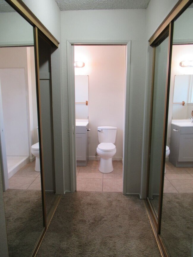 Building Photo - 2 BED 2 BATH DUPLEX FOR RENT