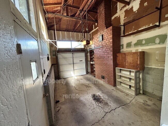 Building Photo - 209 Willow Ave