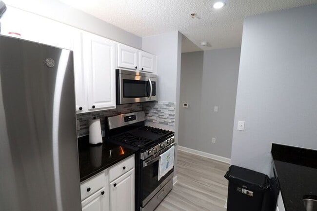 Building Photo - Newly renovated first floor condo! 2 bedrooms